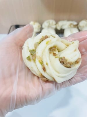 After the noodles are ready, start shaping. I cut the steamed buns into 75g pieces. After mastering the basic skills of steamed buns, you can make buns, flower rolls, and hamburger shapes (you can cut them open to put braised meat in them, and turn them into meat buns).