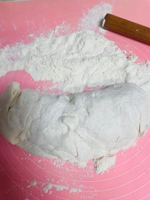 Add flour and continue kneading until no obvious pores are visible on the side when the dough is cut (this is the key to glowing skin), otherwise the surface will be bumpy.