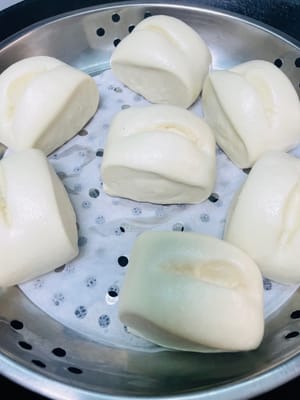 냄비에 물을 40~50도까지 끓인 후 불을 끄고 찐빵을 넣고 뚜껑을 덮은 후 약 15분간 발효시켜 크기가 1.5배가 되도록 합니다. 발효 전후의 상태를 비교해 보세요. 시간이 지나면 더 잘 익을 것입니다.