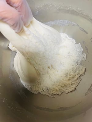 반죽은 원래 크기의 두 배로 부풀어 오르고 뚜렷한 벌집 모양의 질감이 생깁니다.