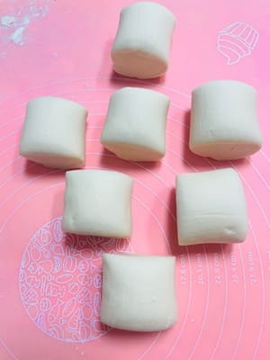After the noodles are ready, start shaping. I cut the steamed buns into 75g pieces. After mastering the basic skills of steamed buns, you can make buns, flower rolls, and hamburger shapes (you can cut them open to put braised meat in them, and turn them into meat buns).