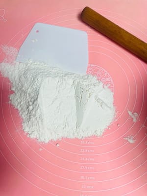 반죽 매트에 밀가루 70~100g을 뿌려서 끝면으로 사용하고, 나중에 반죽에 섞어 넣습니다.