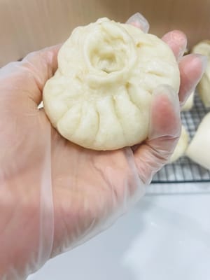 면이 다 익으면 모양을 잡아줍니다. 저는 찐빵을 75g 크기로 잘랐습니다. 찐빵의 기본기를 익힌 후에는 번, 꽃빵, 햄버거 모양(고기를 넣고 찐빵을 만들 수 있도록 잘라서 만들 수도 있습니다)을 만들 수 있습니다.