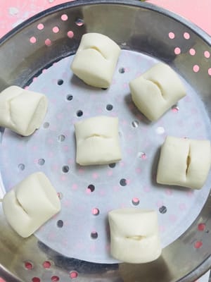 Second fermentation: Heat water in a pot to 40-50 degrees, turn off the heat, put in the steamed buns, cover, and let ferment for about 15 minutes, until it is 1.5 times larger. Leave a little space between each and compare the state before and after. It will be more mature in a while.
