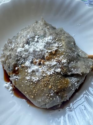 Commencez par faire mariner la pâte de crevettes. Ajoutez tous les condiments et remuez constamment dans le même sens. Mélangez jusqu’à obtenir une consistance collante.