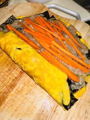 Repliez la feuille d'œuf de chaque côté vers le milieu.