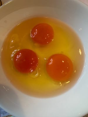 將雞蛋打散，加入玉米澱粉水。