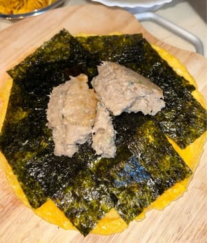 Étalez la pâte de crevettes sur les algues.