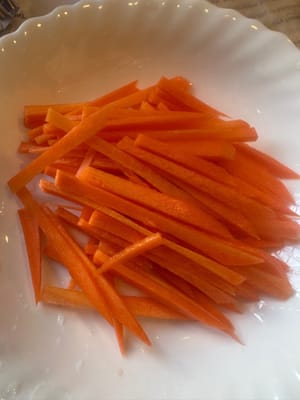 Râpez les carottes comme indiqué