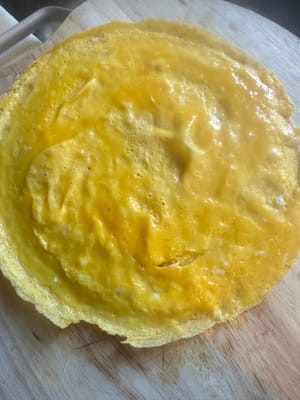 Faire frire l'œuf dans une poêle plate pour obtenir une coquille d'œuf.