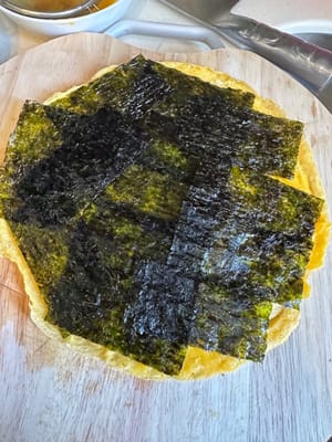 將海苔鋪在蛋皮上