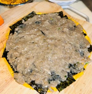 Étalez la pâte de crevettes sur les algues.