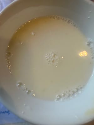 將雞蛋打散，加入玉米澱粉水。