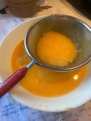 Tamiser le mélange d'œufs pour une texture plus lisse