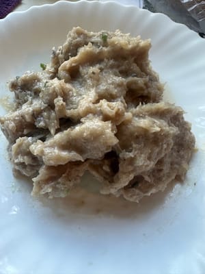 Commencez par faire mariner la pâte de crevettes. Ajoutez tous les condiments et remuez constamment dans le même sens. Mélangez jusqu’à obtenir une consistance collante.