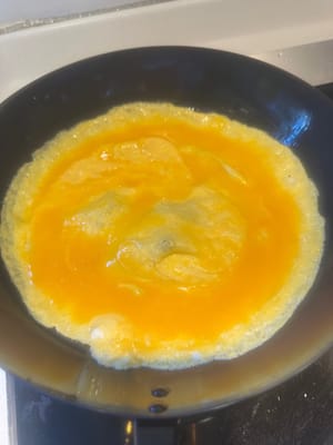 在平底鍋中煎蛋，得到蛋皮。