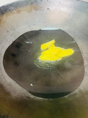 ผัดไก่: ใส่น้ำมันเล็กน้อยลงในกระทะ แล้วผัดขิงหั่นเป็นชิ้นๆ ด้วยไฟอ่อนจนหอม จากนั้นใส่ไก่ลงไปผัดจนผิวไก่เป็นสีเหลืองทองและไหม้เกรียมเล็กน้อย