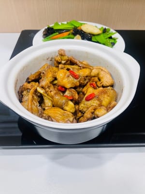 마무리: 마지막 5분 전에 구기자를 뿌려주세요.

이 요리는 따뜻할 때 가장 맛있습니다. 알코올 버너를 약한 불에 올려 데우거나, 저처럼 섭씨 120도 정도로 예열된 보온 접시에 담아 따뜻하게 유지하는 것이 좋습니다. 온도가 높을수록 더 따뜻해지고, 와인과 고기의 향이 더욱 풍부해집니다.