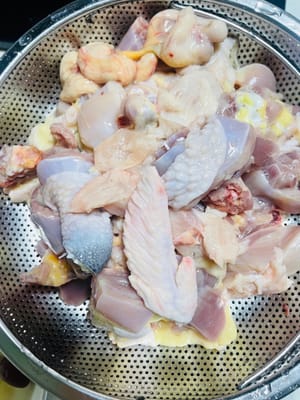 การเตรียมไก่: หั่นไก่เป็นชิ้นใหญ่ๆ ล้างให้สะอาดแล้วสะเด็ดน้ำ คุณสามารถลวกไก่ก่อน (เพื่อความสะอาดที่ดีกว่า) หรือไม่ก็ได้: หากต้องการเนื้อสัมผัสที่สะอาดและไม่มันมาก ให้ใส่ไก่ลงในหม้อที่มีน้ำเย็นพร้อมกับขิงหั่นแผ่น ต้นหอมซอย เหล้าปรุงอาหาร และพริกไทยดำเล็กน้อย ต้มให้เดือดแล้วลดไฟลง เคี่ยวประมาณ 5 นาที จากนั้นนำออกแล้วล้างด้วยน้ำอุ่นและสะเด็ดน้ำ หากคุณชอบรสชาติมันไก่ที่เข้มข้นกว่า คุณสามารถข้ามขั้นตอนการลวกและซับให้แห้งก่อนนำไปผัดได้