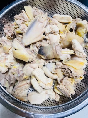 การเตรียมไก่: หั่นไก่เป็นชิ้นใหญ่ๆ ล้างให้สะอาดแล้วสะเด็ดน้ำ คุณสามารถลวกไก่ก่อน (เพื่อความสะอาดที่ดีกว่า) หรือไม่ก็ได้: หากต้องการเนื้อสัมผัสที่สะอาดและไม่มันมาก ให้ใส่ไก่ลงในหม้อที่มีน้ำเย็นพร้อมกับขิงหั่นแผ่น ต้นหอมซอย เหล้าปรุงอาหาร และพริกไทยดำเล็กน้อย ต้มให้เดือดแล้วลดไฟลง เคี่ยวประมาณ 5 นาที จากนั้นนำออกแล้วล้างด้วยน้ำอุ่นและสะเด็ดน้ำ หากคุณชอบรสชาติมันไก่ที่เข้มข้นกว่า คุณสามารถข้ามขั้นตอนการลวกและซับให้แห้งก่อนนำไปผัดได้