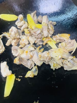 ผัดไก่: ใส่น้ำมันเล็กน้อยลงในกระทะ แล้วผัดขิงหั่นเป็นชิ้นๆ ด้วยไฟอ่อนจนหอม จากนั้นใส่ไก่ลงไปผัดจนผิวไก่เป็นสีเหลืองทองและไหม้เกรียมเล็กน้อย