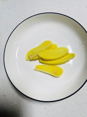 หั่นขิงเป็นชิ้นหนาๆ แล้วพักไว้พร้อมกับเหล้าเส้าซิงที่เตรียมไว้