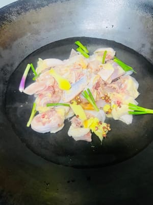 การเตรียมไก่: หั่นไก่เป็นชิ้นใหญ่ๆ ล้างให้สะอาดแล้วสะเด็ดน้ำ คุณสามารถลวกไก่ก่อน (เพื่อความสะอาดที่ดีกว่า) หรือไม่ก็ได้: หากต้องการเนื้อสัมผัสที่สะอาดและไม่มันมาก ให้ใส่ไก่ลงในหม้อที่มีน้ำเย็นพร้อมกับขิงหั่นแผ่น ต้นหอมซอย เหล้าปรุงอาหาร และพริกไทยดำเล็กน้อย ต้มให้เดือดแล้วลดไฟลง เคี่ยวประมาณ 5 นาที จากนั้นนำออกแล้วล้างด้วยน้ำอุ่นและสะเด็ดน้ำ หากคุณชอบรสชาติมันไก่ที่เข้มข้นกว่า คุณสามารถข้ามขั้นตอนการลวกและซับให้แห้งก่อนนำไปผัดได้