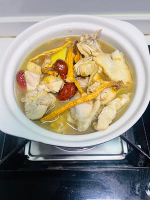 การตุ๋น: ย้ายชิ้นไก่ที่ผัดแล้วลงในหม้อดินเผา ใส่เกลือเล็กน้อย รากหิ้งที่แช่น้ำไว้ รากโคโดนอปซิส และพุทราแดง จากนั้นเทเหล้าข้าวฮักกาลงไปทั้งขวด นำไปตั้งไฟแรงจนเดือด จากนั้นลดไฟลงและเคี่ยวประมาณ 35 นาที