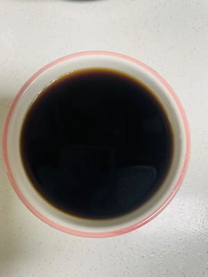 หั่นขิงเป็นชิ้นหนาๆ แล้วพักไว้พร้อมกับเหล้าเส้าซิงที่เตรียมไว้