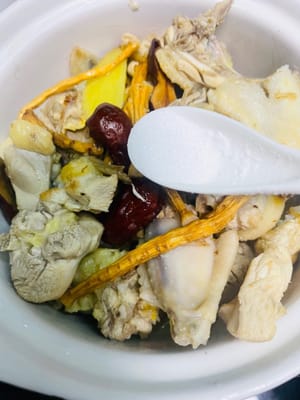 การตุ๋น: ย้ายชิ้นไก่ที่ผัดแล้วลงในหม้อดินเผา ใส่เกลือเล็กน้อย รากหิ้งที่แช่น้ำไว้ รากโคโดนอปซิส และพุทราแดง จากนั้นเทเหล้าข้าวฮักกาลงไปทั้งขวด นำไปตั้งไฟแรงจนเดือด จากนั้นลดไฟลงและเคี่ยวประมาณ 35 นาที