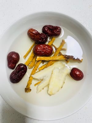 การเตรียมและแช่ส่วนผสม: เอาเมล็ดออกจากพุทราแดง หั่นรากโคโดนอปซิสเป็นชิ้นเล็กๆ แล้วแช่รวมกับรากแองเจลิกาในน้ำประมาณ 30 นาที หั่นขิงเป็นชิ้นหนาๆ และอุ่นเหล้าข้าวไว้ล่วงหน้า