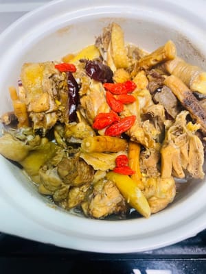 마무리: 마지막 5분 전에 구기자를 뿌려주세요.

이 요리는 따뜻할 때 가장 맛있습니다. 알코올 버너를 약한 불에 올려 데우거나, 저처럼 섭씨 120도 정도로 예열된 보온 접시에 담아 따뜻하게 유지하는 것이 좋습니다. 온도가 높을수록 더 따뜻해지고, 와인과 고기의 향이 더욱 풍부해집니다.