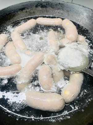 煮烤腸的方法:
必須冷水下鍋,開最小的火慢慢煮(看視頻狀態,別讓水煲滾!大火煮會把腸衣沖爆,否則你會得到一鍋肉湯/糯米粥),煮20分鐘左右也再用牙籤收拾它~,煮50分鐘到1小時,它浮起嚟就熟了。