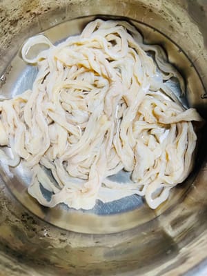 處理腸衣:
先把腸衣裡的鹽沖乾淨,再用流動水多沖幾遍(腸衣自帶的鹽是防腐的,必須沖掉不然會鹹),見影片。
用50度左右的高度白酒泡半小時(去腸衣的腥味),泡完再沖乾淨。