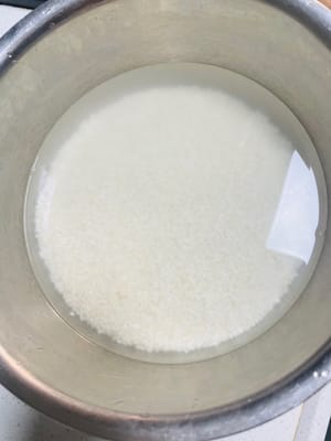 泡糯米:
糯米(做糯米腸才用)提前泡一晚上,天熱就丟雪櫃泡(常溫泡容易發酸變餿)