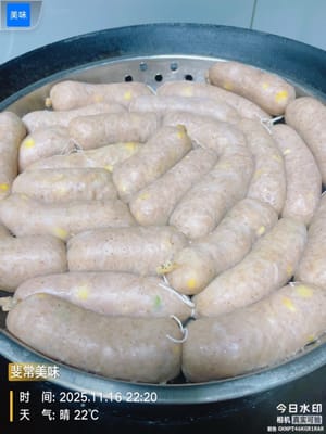 蒸熟烤腸的方法:
水開後轉小火,純肉腸蒸25分鐘,加糯米的蒸35分鐘
蒸到15分鐘的時候,掀開鍋蓋再用牙籤紮幾下腸(加熱過程中肉餡會出水/出氣,補扎孔能防止中途爆裂)