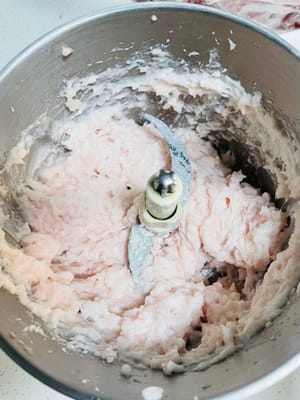 處理肥肉:
將含有肥肉和瘦肉豬腿肉分開切好,肥肉直接丟絞肉機裡絞成泥狀。