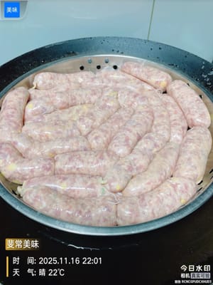 蒸熟烤腸的方法:
水開後轉小火,純肉腸蒸25分鐘,加糯米的蒸35分鐘
蒸到15分鐘的時候,掀開鍋蓋再用牙籤紮幾下腸(加熱過程中肉餡會出水/出氣,補扎孔能防止中途爆裂)