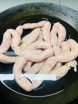 煮烤腸的方法:
必須冷水下鍋,開最小的火慢慢煮(看視頻狀態,別讓水煲滾!大火煮會把腸衣沖爆,否則你會得到一鍋肉湯/糯米粥),煮20分鐘左右也再用牙籤收拾它~,煮50分鐘到1小時,它浮起嚟就熟了。