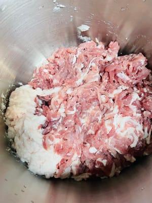 拌餡:
把絞好的肥肉和剁好瘦肉放大盆裡,加烤腸調味料