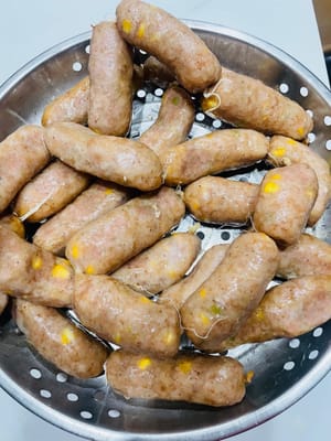 蒸熟烤腸的方法:
水開後轉小火,純肉腸蒸25分鐘,加糯米的蒸35分鐘
蒸到15分鐘的時候,掀開鍋蓋再用牙籤紮幾下腸(加熱過程中肉餡會出水/出氣,補扎孔能防止中途爆裂)