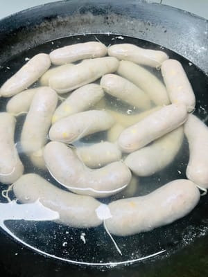 煮烤腸的方法:
必須冷水下鍋,開最小的火慢慢煮(看視頻狀態,別讓水煲滾!大火煮會把腸衣沖爆,否則你會得到一鍋肉湯/糯米粥),煮20分鐘左右也再用牙籤收拾它~,煮50分鐘到1小時,它浮起嚟就熟了。