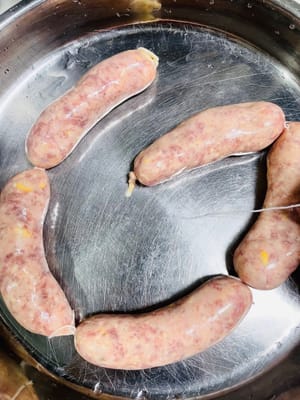 捆綁線及紮透氣孔:
灌一段就用線紮一節(按自己想吃的長度扎,方便後續吃)
紮好後拿牙籤在腸衣上多扎幾個孔(提前排氣,不然加熱時腸衣裡的空氣會把腸撐爆,跟容嬤嬤嬤似的多扎幾下~)