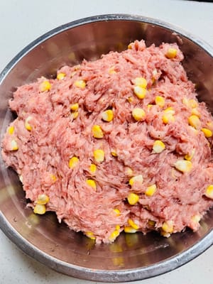 加輔料(可選):
要是做糯米腸,等肉攪好再倒泡好的糯米、玉米(先攪肉再加糯米,肉的黏性才夠包住米)
調好的餡放雪櫃冷藏4小時/過夜(讓調味料入味,肉也能更緊實)