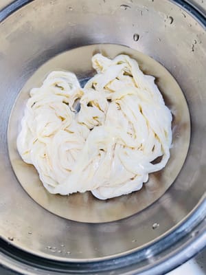 處理腸衣:
先把腸衣裡的鹽沖乾淨,再用流動水多沖幾遍(腸衣自帶的鹽是防腐的,必須沖掉不然會鹹),見影片。
用50度左右的高度白酒泡半小時(去腸衣的腥味),泡完再沖乾淨。