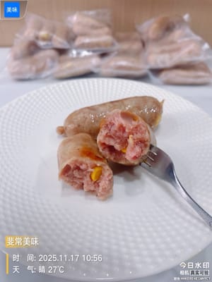 先看完注意事項:
三斤餡料烤腸完整製作指南(含配方+調味料+關鍵注意事項)
一、餡料配方(三斤餡總量)
1. 肉米混合餡:用2斤肉搭配400克乾糯米(泡發後約500克)和250克玉米粒,混合均勻。
2. 純肉黑椒餡:直接用3斤肉,後續以黑椒味調味,無需添加糯米和玉米粒。
二、調味料搭配細則
調味料可選擇買現成調味包,也能自行調配;自配時需注意:做五香味就不加黑胡椒粉,加黑胡椒粉則別放五香粉和白胡椒粉,避免味道衝突。
三、製作關鍵注意事項
1. 肉處理:選二八分(2肥8瘦)的腿肉,肥肉絞成泥、瘦肉剁成顆粒,千萬別搞反,否則烤腸又柴又膩。
2. 調餡:加冰水分3次,順一個方向攪到插筷子能立住,這步決定烤腸Q彈口感,不能偷懶。
3. 腸衣處理:先沖淨表面鹽分,用50度白酒浸泡半小時,再徹底沖洗,去腥味這步必須做。
4. 灌腸技巧:腸衣最多裝6至7分滿(加熱後會膨脹,裝太滿必然爆裂);裝好後用手輕輕捋勻,讓餡料在腸衣里分佈均勻,避免出現局部鼓脹、局部凹陷的情況。
5. 排氣步驟:灌完腸用牙籤多扎孔,蒸煮到15分鐘時再扎一次,烤腸受熱產氣快,少扎孔容易「爆腸」。
6. 熟成要求:蒸煮用小火,純肉餡蒸25分鐘、加糯米的餡蒸35分鐘;煮製用冷水微沸狀態,別用大火,否則會煮散成肉湯或粥。