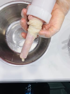 灌裝:
腸衣一頭打個結,然後全套在灌腸器上,灌的時候別灌太滿,裝個六分滿就行(煮/蒸的時候肉餡會膨脹,灌太滿直接撐破),見影片。