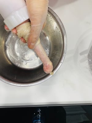 灌裝:
腸衣一頭打個結,然後全套在灌腸器上,灌的時候別灌太滿,裝個六分滿就行(煮/蒸的時候肉餡會膨脹,灌太滿直接撐破),見影片。