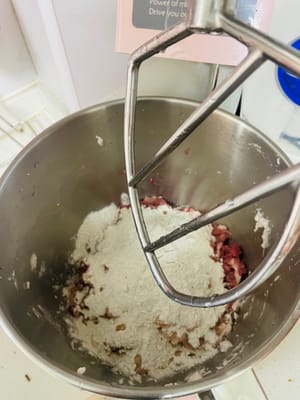 拌餡:
把絞好的肥肉和剁好瘦肉放大盆裡,加烤腸調味料