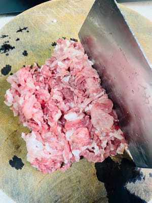 處理瘦肉:
瘦肉別用絞肉機!自己剁成顆粒狀(吃起嚟有嚼頭,絞成沫子就跟吃麵糊似的,沒口感)